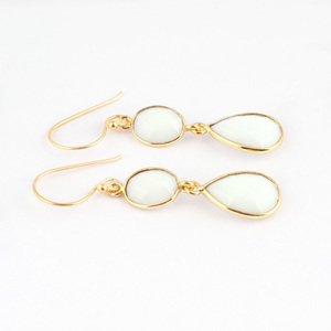 Pendientes colgantes de ágata blanca con corte a cuadros de dos piedras, ajuste de bisel de Latón chapado en oro de 18 quilates, joyería de declaración bonita - Product Image 3