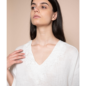 Túnica SM de la mejor calidad italiana, bordada, con cuello en V, mangas cortas y aberturas laterales en el bajo redondeado. Para el día de hoy - Product Image 3