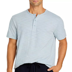 Camiseta Henley de verano OEM Premium en blanco, color azul claro, para hombre, personalizada con impresión de logotipo. - Product Image 1