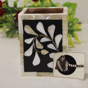 Porte-stylo incrusté de nacre en résine noire avec porte-stylo de bureau Design Leaf Fabricant de Tradnary Sambhal India - Product Image 1