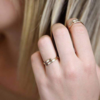 Vente en gros de bague d'enveloppe gravée personnalisée en acier inoxydable plaqué rhodium avec l'initiale du prénom du meilleur ami pour la fête