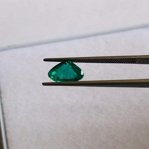 Esmeralda Natural Talla Corazón 7.4x6.6 mm Origen Zambia Calidad AAA con Brillo AAA y Excelente Color Verde Utilizada en Joyería - Product Image 2