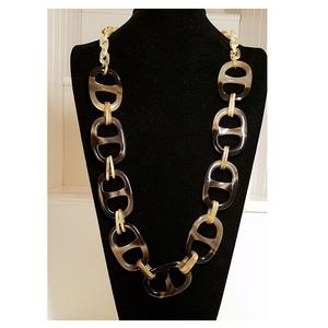 Collier avec pendentif en corne de lotus, pour femmes, filles et hommes, fait à la main avec de la corne de cowboy naturelle en vente - Product Image 6