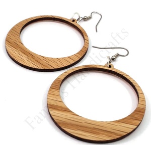 Boucle d'oreille en bois à la mode avec design de visage rond matériau imitation perle dernière technologie de coupe - Product Image 2