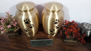 โกศทองเหลืองลายอุ้งเท้าสัตว์เลี้ยงสีทอง อุปกรณ์งานศพ สไตล์อเมริกัน Brassworld India - Product Image 4