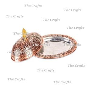 Plato de mantequilla martillado pulido de cobre con asas doradas Forma redonda Plato de mantequilla para servir a un precio razonable - Product Image 2