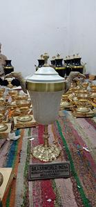 Énorme urne de crémation blanche en laiton avec deux côtés de visage d'aigle fournitures de funérailles cuivworld inde - Product Image 3