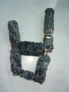 Licol de cheval fantaisie avec rembourrage en fourrure douce et épaisse, ferrures or rose, disponible dans toutes les tailles et de nombreuses couleurs - Product Image 3