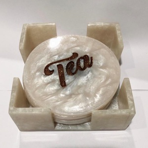 Lametierartz Ensemble de sous-verres avec logo personnalisé Beaux sous-verres en résine dans différents modèles et couleurs pour un usage domestique - Product Image 1