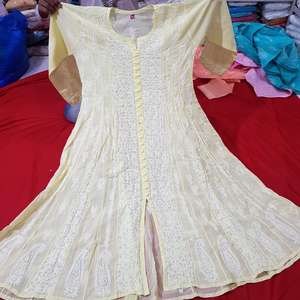 Superbe robe en aline longue au sol avec broderie lourde Chikankari parfaite pour les femmes à la recherche de mode classique et ethnique - Product Image 2