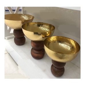 Bol en métal avec base en bois, design unique, forme ronde, finition dorée polie, bol décoratif à bon prix - Product Image 3