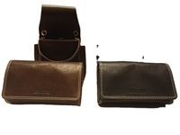 Dompet Kulit Vintage untuk Wanita dengan Perlindungan RFID, Penutupan Kancing Panjang, Bordir, Rantai, dan Hiasan Huruf.
