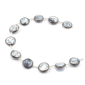 Ópalo Dendrítico de 10-12 mm, Forma Redonda, Hilo de 11 Cuentas, Bisel Plateado con Baño de Oro de 14k, Oxidado Negro, Perforado Recto - Product Image 4