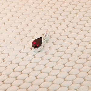 925 Sterling Silver Fine Jewelry Pendentifs Poire Grenat Léger avec Lunette Setting Luxueux Gemstone Cut Elegant Pear Shape - Product Image 5