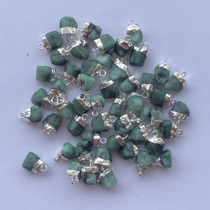 Pendentif de connecteur en pierre brute émeraude précieuse naturelle en argent sterling 925 avec galvanoplastie de pierres précieuses brutes en ligne Inde 2025 - Product Image 4