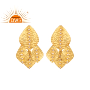 มือตอกทองเหลืองชุบทองคำสั่งต่างหูมุกสีขาวอัญมณีแฟชั่นผู้ผลิตเครื่องประดับ - Product Image 1