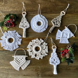 Grands dessous de verres de noël en macramé, flocons de neige en macramé à suspendre au mur - Product Image 1