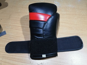 Gants MMA à boucle et crochet en cuir de vachette pour hommes Gants de boxe personnalisables pour les arts martiaux - Product Image 3