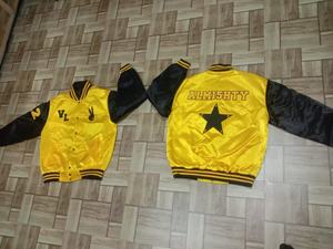 Chaqueta Bomber de béisbol Varsity de satén personalizada con cuello levantado Diseño con capucha Prendas de abrigo de invierno - Product Image 3