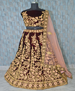 Diseñador pesado indio nupcial Color rojo Lehenga Choli con blusa sin costuras bordado trabajo ropa de boda en Ropa Étnica - Product Image 1