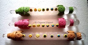 Varitas de Chakra Tibetanas Hechas a Mano con Temática Floral, Talladas y Grabadas, de Piedras Semipreciosas Multicolores, Artesanía de Gujarat, Exportación de Cristales - Product Image 2