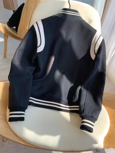 Chaqueta Varsity para Mujer, Otoño, Negra con Contraste de Color, Manga Larga, Cuello Camisero, Cierre de Botón, Material de Poliéster - Product Image 3