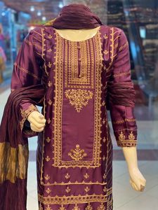 Costumes en soie brodés prêts à l'emploi pour femmes de créateur Style pakistanais Matériel de pelouse Salwar Kameez Prêt à porter pour les fêtes - Product Image 2