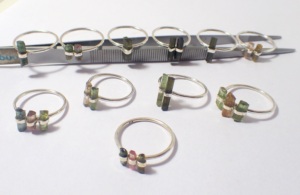 Anillo Unisex de Turmalina 100% Natural, Hecho a Mano, con Incrustaciones Etéreas, Engaste de Eternidad, Combinación Vermeil, Anillo de Compromiso Elegante - Product Image 3