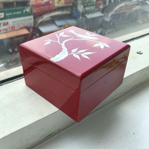 Caja de laca roja de lujo, decoración vietnamita de alta calidad con diseño de flores, hecha en un pueblo tradicional de Vietnam - Product Image 1