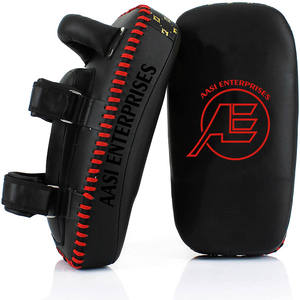 Bouclier de frappe incurvé en cuir de vachette pour Muay Thai et Kickboxing, avec options personnalisables - Product Image 1