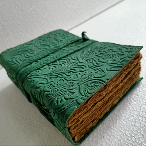 Journaux en cuir gaufré à la main en plusieurs couleurs avec papier Vintage Deckle Edge - Product Image 1