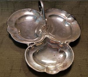 Plateau et plateau de service de nourriture classique en métal gris avec design élégant en forme de feuille, parfait pour une utilisation sur table d'hôtel - Product Image 3