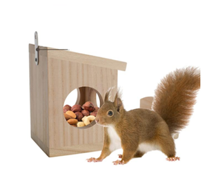 Casa para Mascotas de Madera de Pino Sólido de Vietnam, Ecológica, Ajustable, para Exteriores, con Paneles Laterales de Plástico en Forma de Tronco de Árbol, Técnica Pulida - Product Image 1