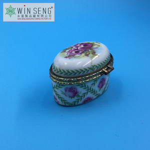 Boîte à bijoux ovale rose en porcelaine - Product Image 3