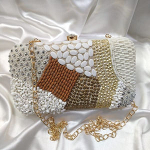 Elegante bolso de noche de seda de diseñador para ocasiones nupciales o especiales Lujoso bolso de mano - Product Image 1