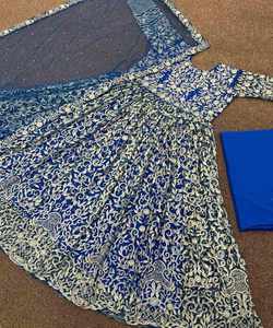 Rich Look Designer Seasonable Collection Net Soie Gris Couleur Occasion spéciale Fantaisie Indienne Femmes Porter Prix de gros à Surat Alphanumero - Product Image 3