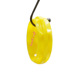 Pulsera vintage de resina tallada amarilla, brazalete de joyería de reproducción antigua - Product Image 1