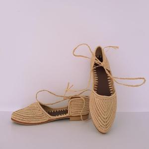 รองเท้าบัลเลต์ผูกเชือกแบบราฟเฟียสุดฮิต - Product Image 1