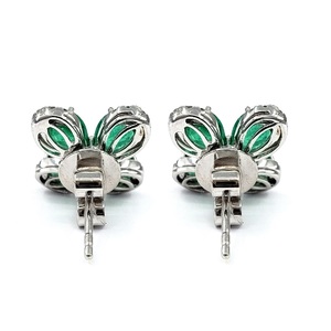 Boucles d'oreilles clous en or blanc 18 carats de haute qualité avec diamants et émeraudes, design romantique en fleur de trèfle, vente en gros pour femmes - Product Image 3