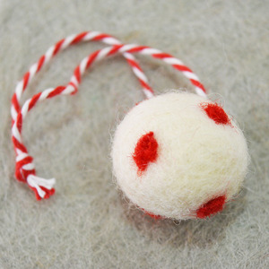 Bola de lana roja hecha a mano con lunares tamaño personalizable hecha en Nepal-pedido mínimo 100 piezas - Product Image 1