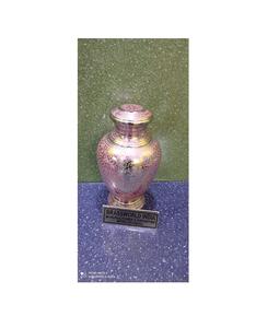 Urne funéraire en laiton violet de style américain avec gravure florale, en laiton, pour adultes, fournitures funéraires, Brassworld India - Product Image 1