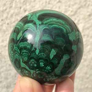Vente en gros 35-45mm Agate Malachite naturelle polie Sphères de pierres précieuses Cristaux de guérison naturels de style Feng Shui Boules de style mascotte - Product Image 2
