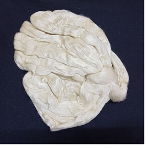 Fil de soie de mûrier 100% naturel en blanc, adapté aux magasins de fils et de fibres, idéal pour la revente - Product Image 1