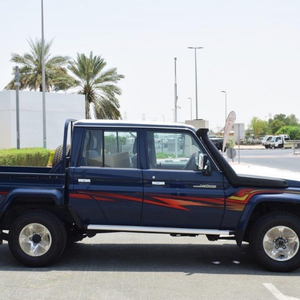 Camioneta de cabina doble Land Crui ser 2018 Toyota usada - Product Image 2