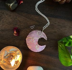 Colgante de alambre envuelto en luna creciente de cuarzo rosa, collar de piedras preciosas de cristal de la mejor calidad, venta al por mayor - Product Image 1