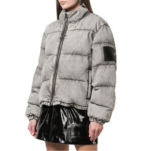 Chaqueta acolchada de invierno para mujer, estilo vaquero azul con lavado ácido y efecto desgastado, fabricada por OEM. - Product Image 4