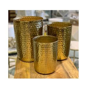 Ensemble de taille différente de trois jardinières en aluminium martelé pour accessoires de décoration de jardin - Product Image 1