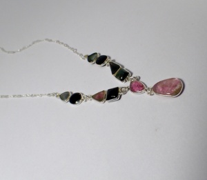 Collar con Colgante Romántico de Plata de Ley con Turmalina Rosa y Verde, Estilo Vintage y Elegante - Product Image 3