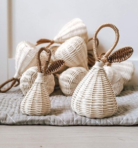 Juego de 2 Sonajeros de Ratán Ecológicos con Forma de Pera y Campana en el Interior, Decoración Nórdica para Habitación Infantil, Cesta de Almacenamiento Multifuncional Hecha en Vietnam - Product Image 1