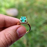 Bague de mariage artisanale en or 18 carats avec émeraude naturelle sertie clos, design classique moderne, certifiée IGI, vente en gros de bijoux